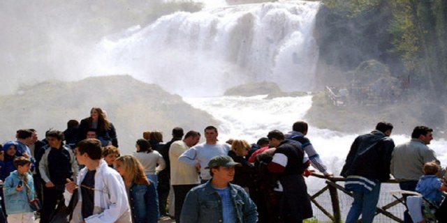 cascata-marmore-turisti